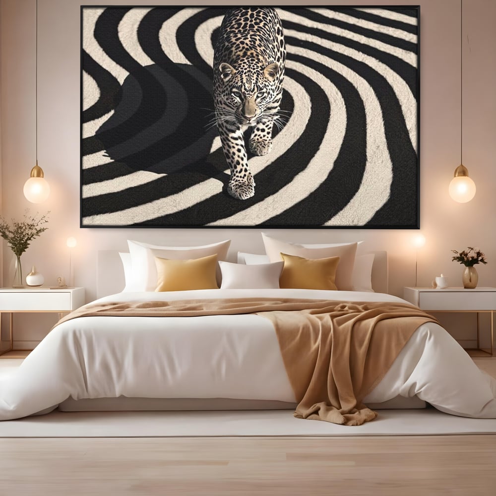 Tablou canvas cu tablou canvas cu leopard pe fundal spiralat alb-negru, in rama de aluminiu negru, pe perete intr-un dormitor